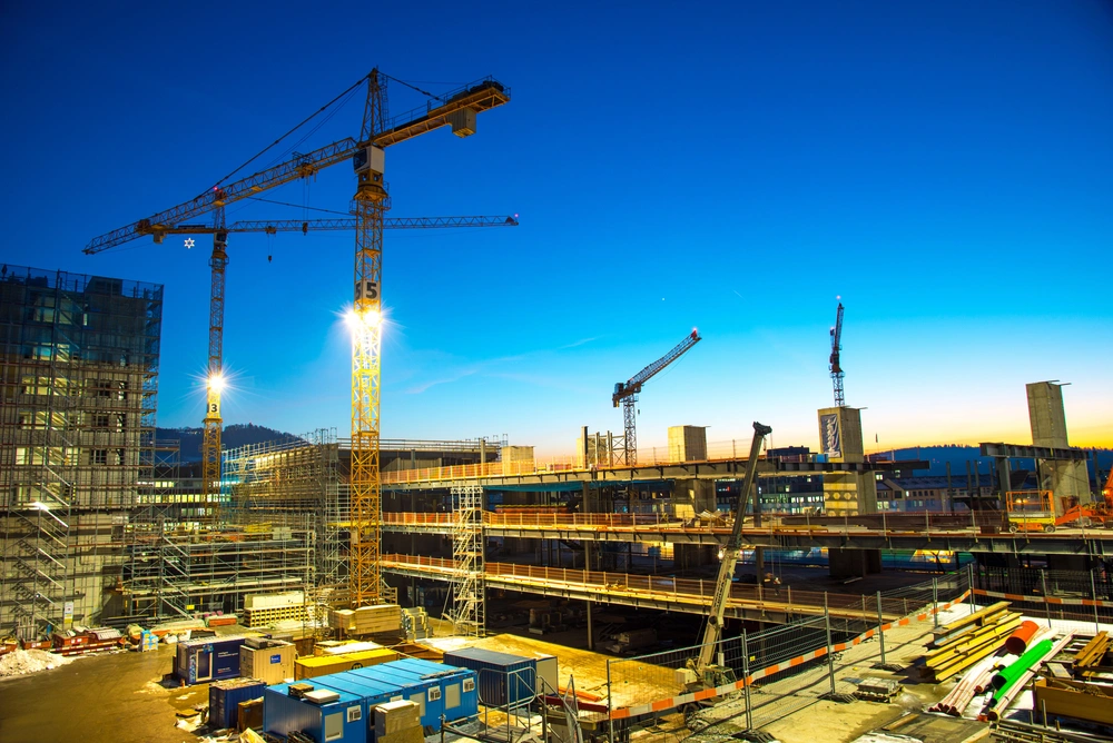 Kran auf der Baustelle – © djama / Fotolia