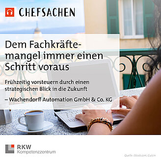 © Chefsachen-Podcast: RKW Kompetenzzentrum 2025 / iStock.com Das Bild zeigt eine Mitarbeiterin beim Arbeiten am Urlaubsort, einem Balkon mit Aussicht auf eine italienische Stadt. Es illustriert die Podcast-Folge 50 aus der RKW-Podcast-Reihe "Chefsachen" mit dem Titel: „Dem Fachkräftemangel immer einen Schritt voraus - Frühzeitig vorsteuern durch einen strategischen Blick in die Zukunft.“ Es geht um die Wachendorff Automation GmbH & Co. KG, die innovative Strategien gegen den Fachkräftemangel einsetzt.