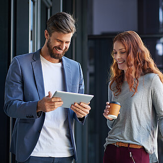 Frau und Mann mit iPad – © PeopleImages / iStock.com
