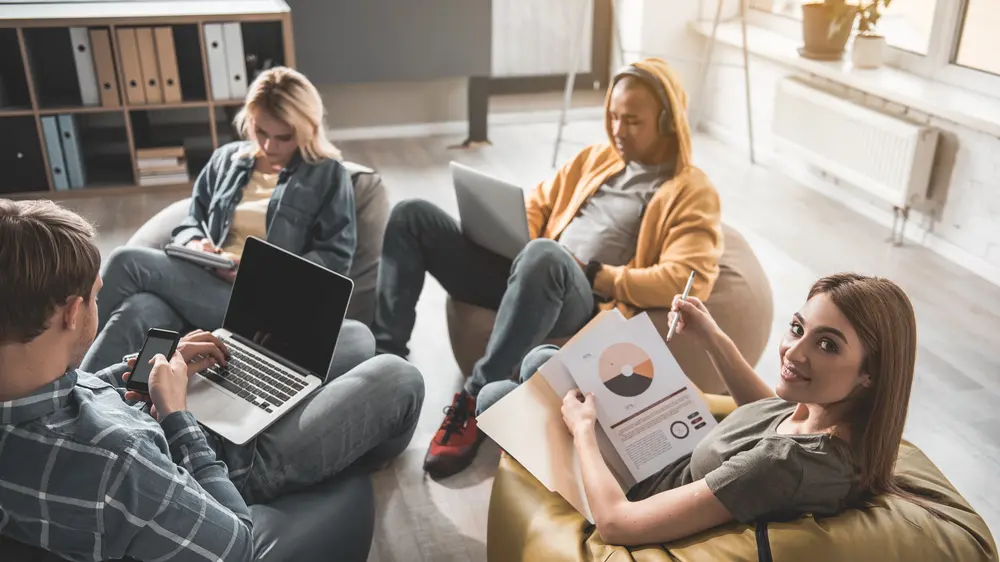 junge menschen im büro – © YakobchukOlena_947115926 / iStock.com
