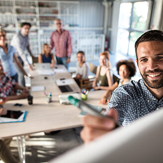 Präsentation Mann – © skynesher / iStock.com