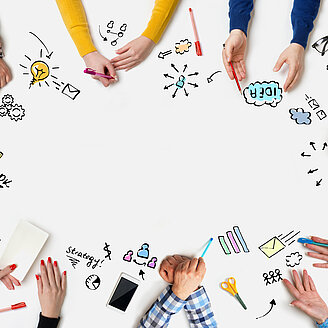 Gruppenarbeit Hände – © Creative Touch / iStock.com